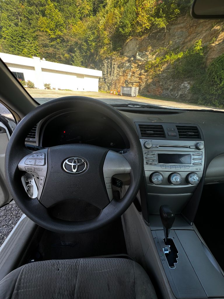 2011 Toyota Camry LE - Photo 6