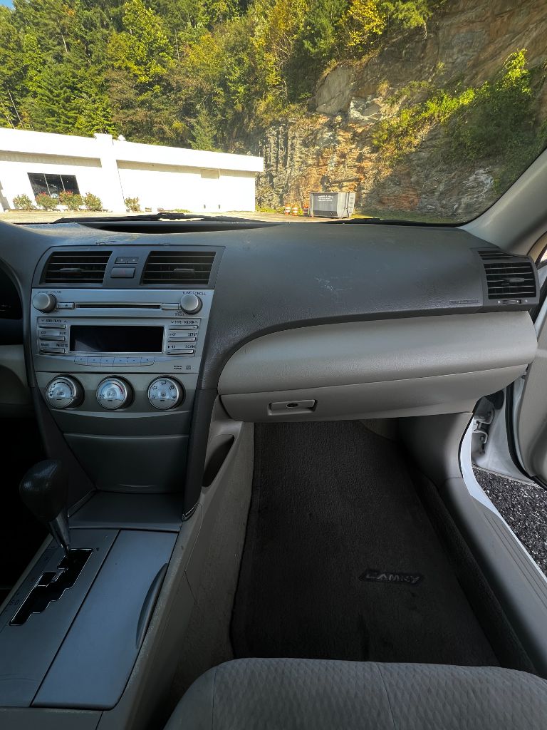 2011 Toyota Camry LE - Photo 7